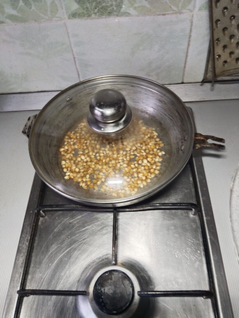 Зерна кукурузы в подсолнечном масле на сковороде