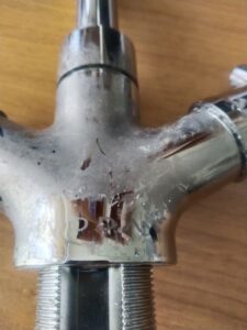 Надпись VODA на смесителе