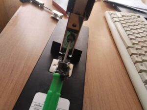 Замена скоб в мощном степлере при помощи отвертки